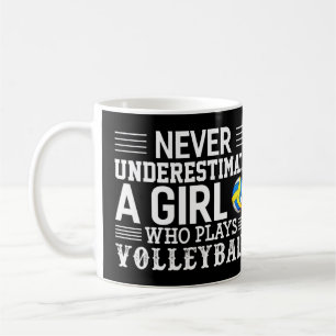 Nie ein Mädchen unterschätzen, das Volleyball Vo s Kaffeetasse