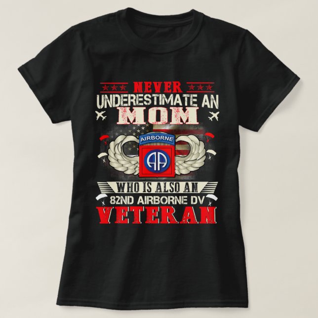 Nie eine Mama des 82. Im Flugzeug Fallschirmjägers T-Shirt (Design vorne)
