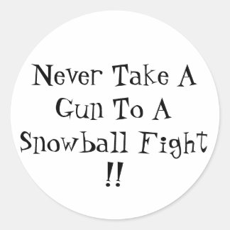 Nie eine Waffe in einen Snowball-Kampf!! Runder Aufkleber
