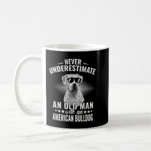 Nie einen alten Mann mit amerikanischer Bulld unte Kaffeetasse