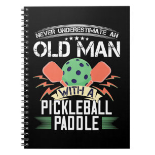 Nie einen alten Mann mit Pad in Pickleball untersc Notizblock
