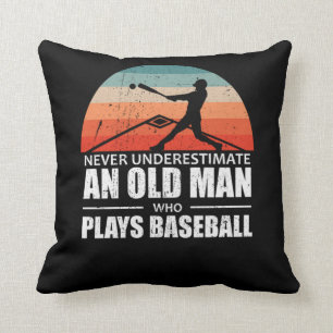 Nie einen alten Mann unterschätzen, der Baseball  Kissen