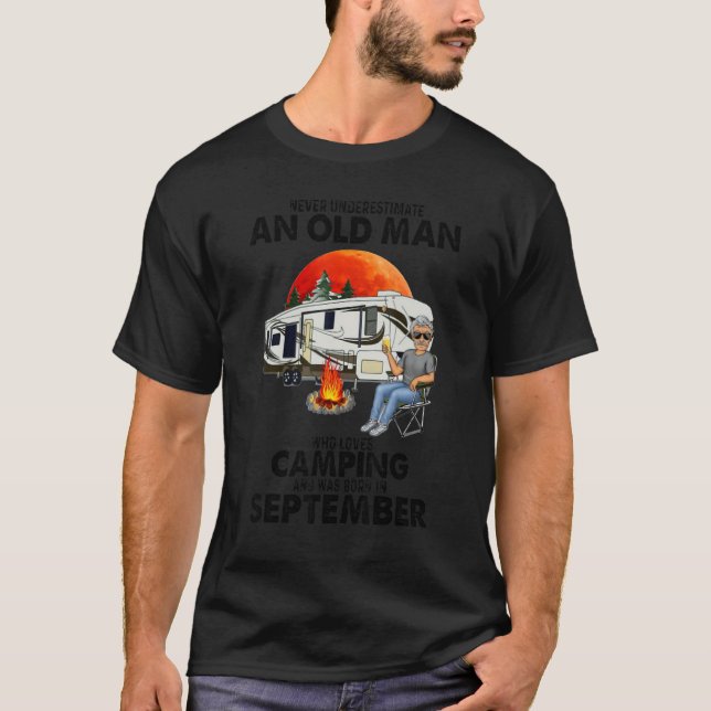 Nie einen alten Mann unterschätzen, der Camping S T-Shirt (Vorderseite)