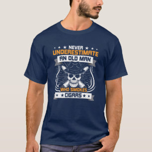 Nie einen alten Mann unterschätzen, der Zigarren r T-Shirt