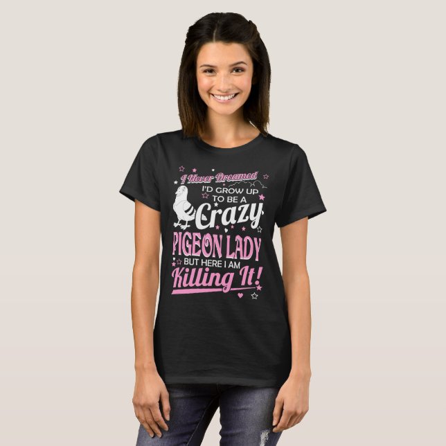 Nie geträumte verrückte Tauben-Dame Killing It T-Shirt (Vorne ganz)