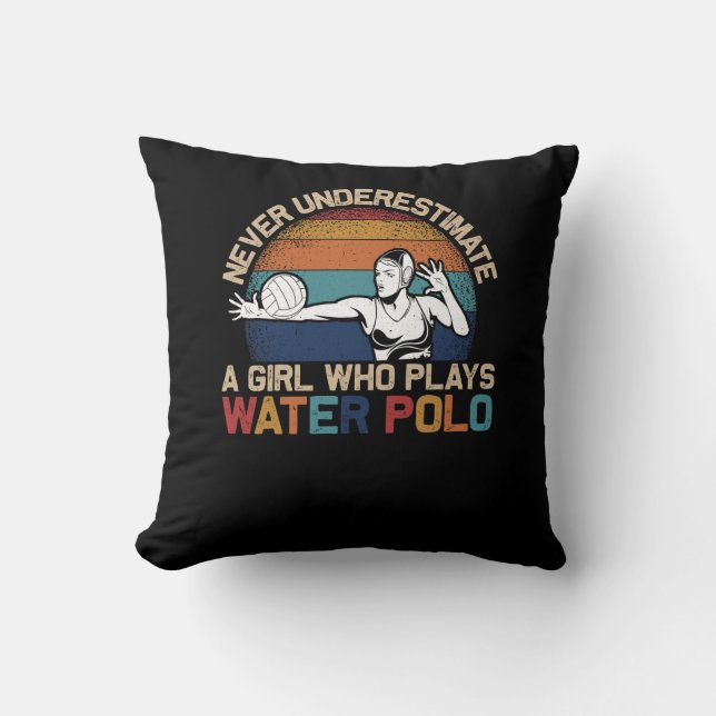 Nie überschätzen Mädchen, die Wasser-Polo-Athleten Kissen (Vorderseite)