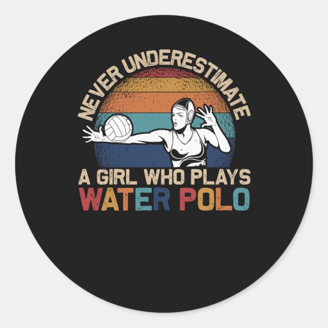 Nie überschätzen Mädchen, die Wasser-Polo-Athleten Runder Aufkleber (Vorderseite)