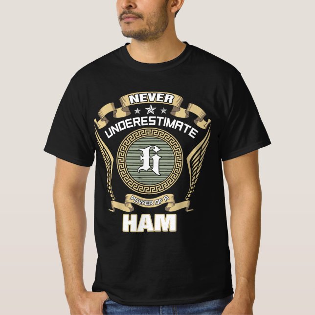 NIE_UNDERESTIMATE_POWER_OF_A_HAM T-Shirt (Vorderseite)