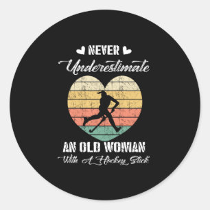 Nie unterschätzen und alte Frauen mit Hockey Runder Aufkleber