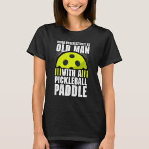 Nie unterschätzen und alter Mann mit einem Paddel T-Shirt