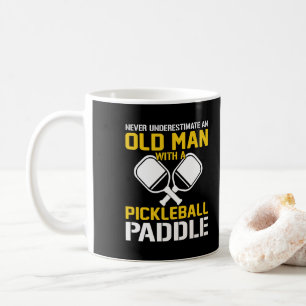 Nie unterschätzen und alter Mann mit einem Pickleb Kaffeetasse
