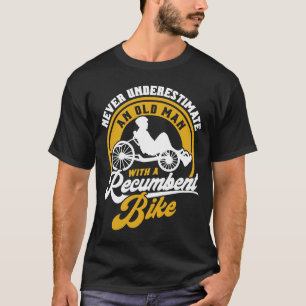 Nie unterschätzt und alter Mann mit einem Liegepla T-Shirt