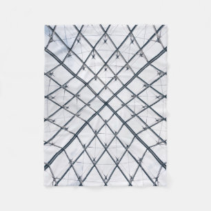 Nieder-Winkel-Foto aus grauem Metallrahmen Fleecedecke