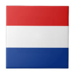 Niederländische Flaggen-Keramik-Fliese Fliese<br><div class="desc">Dieser Entwurf besteht aus der niederländischen Flagge,  die klug umgestaltet wird,  um die quadratische Fliesenoberfläche zu passen. Ein dekoratives und nützliches Einzelteil,  das ein perfektes Geschenk für die machen würde,  die wie sich an die Niederlande erinnern.</div>