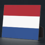 Niederländische Flaggenebene Fotoplatte<br><div class="desc">Fügen Sie eine Touch niederländischen Erbes in Ihren Raum mit unserer eleganten Plakette mit der Fahne der Niederlande! Diese mit viel Liebe zum Detail gestaltete Tafel zeigt stolz die ikonische Trikolorfahne der Niederlande. Die Flagge besteht aus drei horizontalen Bändern gleicher Größe - oben rot, in der Mitte weiß und unten...</div>