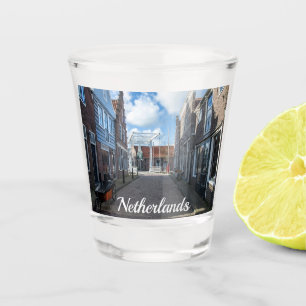 Niederländisches Dorf mit traditioneller Holzbrück Schnapsglas