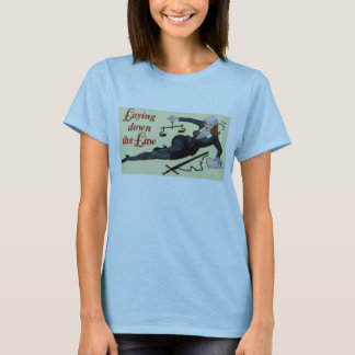 Niederlegung des T-Shirts der Gesetzesfrauen