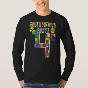Niedlich 4. Geburtstag 4 Jahre Alte Blockjungen im T-Shirt
