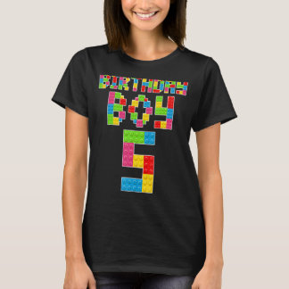 Niedlich 5. Geburtstag 5 Jahre alte Blockjungen im T-Shirt