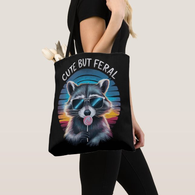 Niedlich aber Feral Funny Raccoon Tasche (Von Nahem)