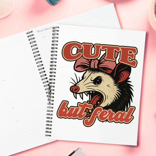 Niedlich aber Feral Possum: Vintager sarkastischer Planer (This cute but feral possum design is made for anyone who loves sarcasm with style!)