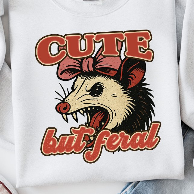 Niedlich aber Feral Possum: Vintager sarkastischer Sweatshirt (This cute but feral possum design is made for anyone who loves sarcasm with style!)