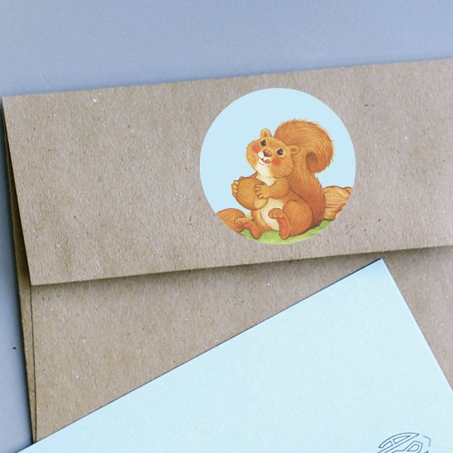 Niedlich Adorable Eichhörnchennudeln Runder Aufkleber (Cute red squirrel rosy cheeks in grass with stash of nuts and acorns on stickers.)
