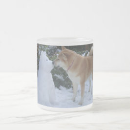 niedlich akita küsst Schneemann akita Foto Mattglastasse
