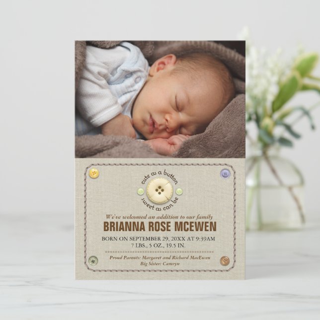 Niedlich als Button Baby Foto Birth Ankündigung (Stehend Vorderseite)