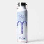 Niedlich Aries Astrologie Personalisiertes Zeichen Trinkflasche<br><div class="desc">Diese hübsche,  personalisierte lila und Lavendel Aries Wasserflasche zeigt Ihr astrologisches Zeichen aus dem Zodiac in einem wunderschönen Funkeln wie den Sternbildern. Passen Sie dieses niedliche Geschenk mit Ihrem Namen in einem wunderschönen kursiven Skript für jemanden mit einem späten März oder Anfang April Geburtstag.</div>