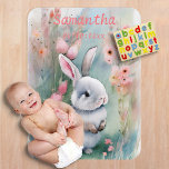 Niedlich Baby Bunny Pastel Watercolor Frühlingsblu Babydecke<br><div class="desc">Niedliches Hasen umgeben von sanften pastellfarbenen Frühlingsblumen auf der Vorderseite mit einem Muster von Frühlingsblumen auf der Rückseite. Personalisieren Sie diese,  indem Sie den eigenen Namen und das Datum eingeben.</div>
