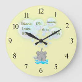 Niedlich Baby Elephant Blasblasen Mit Monogramm Große Wanduhr