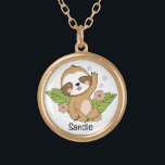 Niedlich Baby Sloth Individuelle Name Vergoldete Kette<br><div class="desc">Niedliches Baby Sloth mit Blätter und Blume. Perfekt für Faulenzer, einen hervorragenden Geburtstag, ein Weihnachtsgeschenk und jede Gelegenheit. Einfache Anpassung Ihres Princess-Namens und Schriftartes über den "Personalisierungsknopf". Sie können auch "Design auf ein Produkt übertragen" auf anderen Zazzle-Produkten und das Design an die meisten Zazzle-Produkte anpassen. Karo andere Matching Artikel in...</div>