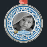 Niedlich Baby's 1. Hanukkah Dreidels Foto Name Ornament Aus Metall<br><div class="desc">Das süße Foto-Design mit den Worten "Baby's 1st Hanukkah" in der Rundung, die mit dreieligen Spielzeugen vermischt ist. Der Name und das Jahr des Babys für die Personalisierung wird auf beiden Seiten mit einer Menorah und dem Stern von David (abnehmbare Objektbilder) flankiert. Erinnern Sie sich an diesen bedeutsamen Anlass mit...</div>