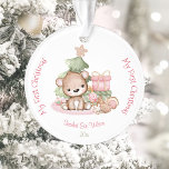 Niedlich Baby's First Christmas Ornament Acrylic<br><div class="desc">Niedlich Baby's First Christmas Ornament Acryl für ein kleines Mädchen in Rosa mit dem niedlichen Babybär,  Weihnachtsbaum und Geschenke. Personalisieren Sie den Text einfach. Bitte besuchen Sie den Laden für die vollständige Produktreihe,  die verfügbar sind :) - Kate Eden Art</div>