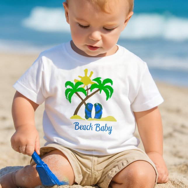 Niedlich Beach Baby Baby T-shirt (a toddler playing in the sand with a small blue shovel, wearing a white crewneck short-sleeve tee-)