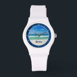 Niedlich Beach Foto Personalisiert Armbanduhr<br><div class="desc">Ein schönes Strandfoto,  aufgenommen in der idealen Feriendestination Destin,  Florida. Das wunderschöne grüne Wasser von Sandestin weht bis zum sandigen Ufer unter dem ruhigen blauen Himmel,  um die perfekte landschaftliche Ferien Foto Armbanduhr. Passen Sie diese hübsche tropische Uhr mit Ihrem Namen an.</div>