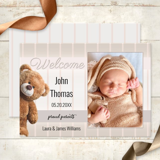 Niedlich Bear Baby Foto Geburtsankündigung Ankündigung (Baby photo birth announcement card showing a pastel beige grey striped design with teddy bear)