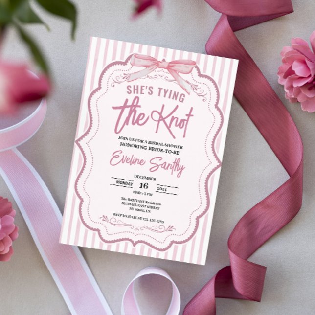 Niedlich bindet sie das knallrosa weiße Brautparty Einladung (“She’s Tying the Knot” Pink Bridal Shower Invitation. Featuring elegant pink and white stripes)