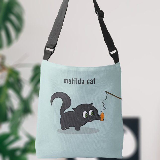 Niedlich Black Cat Blue Crossbody Bag Tragetaschen Mit Langen Trägern (A cute little black kitty cat playing with her fish. Just add your name!)