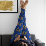 Niedlich Blue & Gold Joy Typografie Weihnachten Leggings<br><div class="desc">Freuen Sie sich auf diese niedlichen Weihnachtswunder-Leggings in Blau und Gold, die das Wort "Freude" in Imitaten mit Goldfolie in Schriftzypografie auf schwarzem Hintergrund darstellen. Sie können die Hintergrundfarbe ganz nach Ihren Wünschen anpassen. Ideal zum Trainieren im Fitnessraum, Training, Yoga, Hundeschlittenwandern oder einfach nur zum Vergnügen im Haus. Tolle Mode-Erklärung...</div>