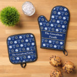Niedlich Blue Hanukkah Muster Personalisiert Ofenhandschuh & Topflappen-Set<br><div class="desc">Schönes Hanukkah Ofen Mitt und Potter Inhaber Set in hübsch blau mit einem coolen Muster des Judentums Sterne,  dreidel für Spaß Chanukah Spiele,  und die jüdische Menorah für einen Urlaub Abendessen oder Ansammlung mit Ihrer Synagoge. Passen Sie dieses Geschenk für jemanden in Ihrer Familie an.</div>