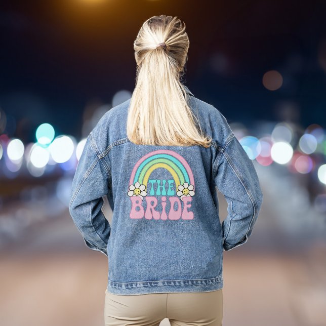 Niedlich Bride Retro Hippie Junggeselinnen-Abschie Jeansjacke (Celebrate your last fling before the ring in style & add some flair to your bachelorette party look)