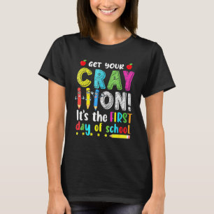 Niedlich bringen Sie Ihren Crayon zu seinem ersten T-Shirt