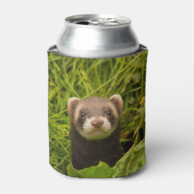 Niedlich Brown Ferret im Gras-Foto Dosenkühler (Kanne Vorderseite)