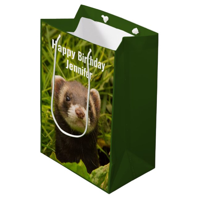 Niedlich Brown Ferret im Gras Glückwunsch zum Gebu Mittlere Geschenktüte (Vorderseite Schrägansicht)