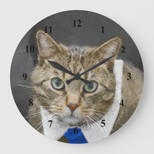 Niedlich Brown Tabby Cat Green Eyes Blue Krawatte Große Wanduhr (Vorderseite)