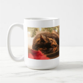 Niedlich Calico Katze Schlafen unter Weihnachtsbau Kaffeetasse
