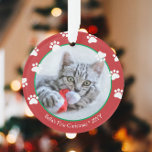 Niedlich Cat First Christmas Paw druckt Red Green Ornament<br><div class="desc">Dieses Katzen-Design bietet Platz für ein Foto und einen Text, der mit Pfotendrucken auf rot und grün Akzent gesetzt ist. Ideal für Katzenliebhaber! Klicken Sie auf die Schaltfläche Anpassen für mehr Flexibilität beim Ändern/Hinzufügen von Text- und Designelementen! Variationen dieses Designs sowie der Koordinationsprodukte sind in unserem Shop, zazzle.com/store/doodlelulu, erhältlich. Kontaktieren...</div>