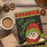 Niedlich Christmastime Snowman Red Green Personali Geschirrtuch<br><div class="desc">Spaß Snowman Personalisiert Weihnachtshandtuch. Diese Küchenhandtücher sind perfekt, um Ihrer Küche etwas Urlaubsstimmung zu verleihen. Pair es mit einer Flasche Wein und es ist ein großartiges Weihnachtsgeschenk für Freunde, Familie, Mitarbeiter, Nachbarn, etc. Der personalisierte Name und der Urlaubsnachrichtenbereich können auf alles geändert werden, was Sie wünschen. Für weitere Weihnachtsgeschenke Ideen,...</div>